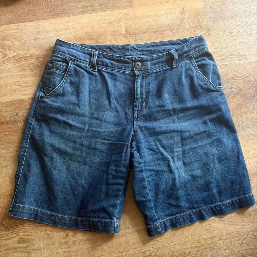 Eddie Bauer Curvy Women's Mid Rise Medium Wash Denim Shorts